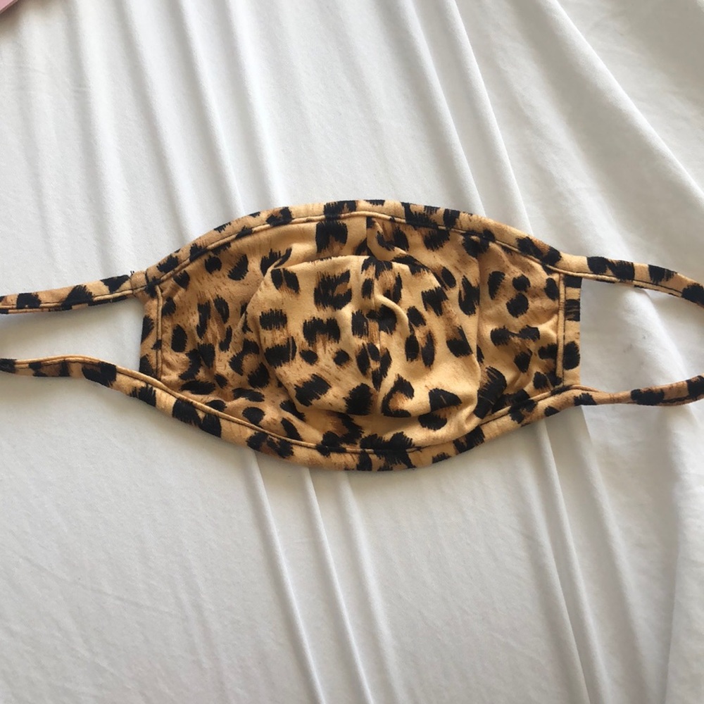 cheetah print mask 🐆